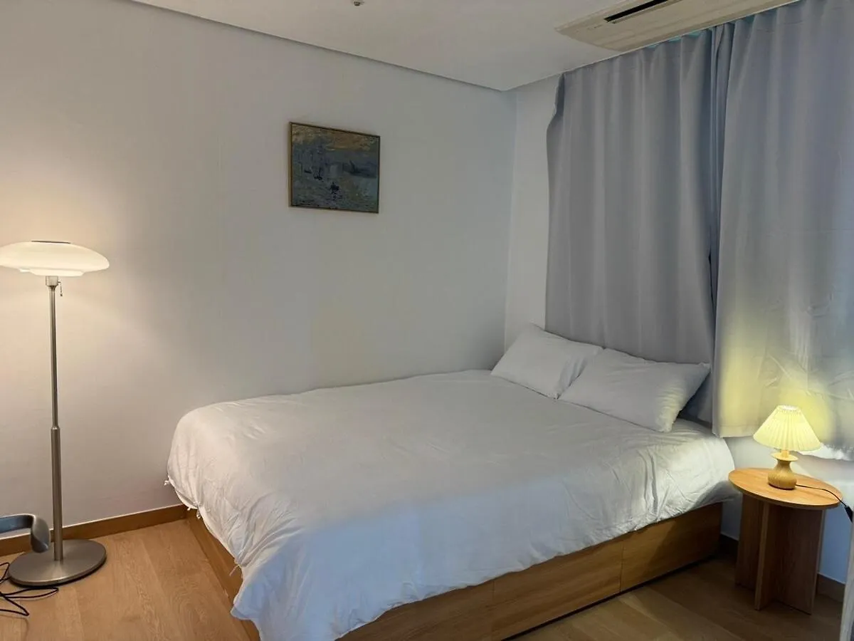 Quiet & Comfy Home, Close To Everything Seoul Apartment